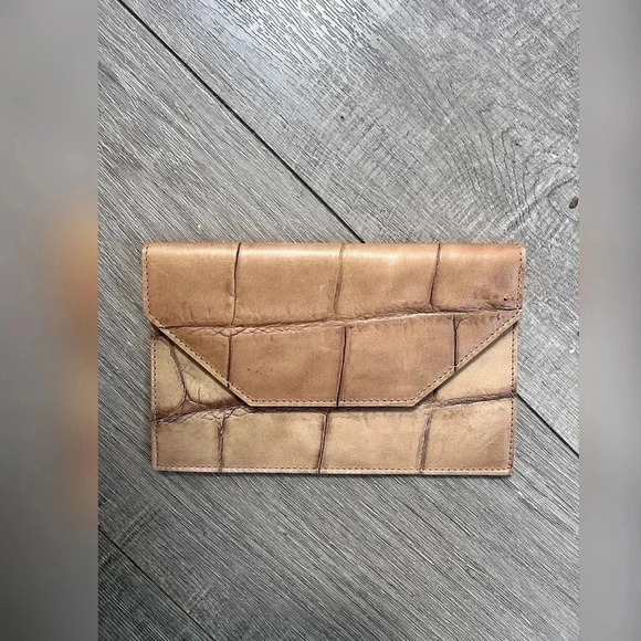 Dooney & Bourke Tan Embossed Leather Clasped Wallet LIKE NEW - Picture 1 of 4